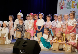 Dzieci śpiewające w kategorii dzieci w wieku 4-6 lat.